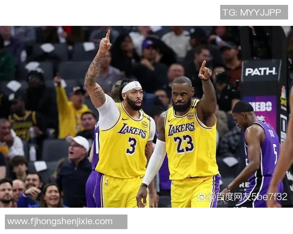 湖人勇士激战26日NBA季后赛精彩对决引发球迷热议 湖人勇士激战26日NBA季后赛精彩对决引发球迷热议